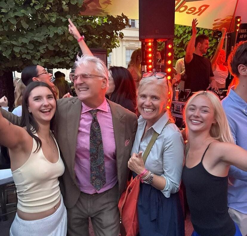 Andreas Kral mit Rubee Smith und anderen Mädchen beim Tanzen