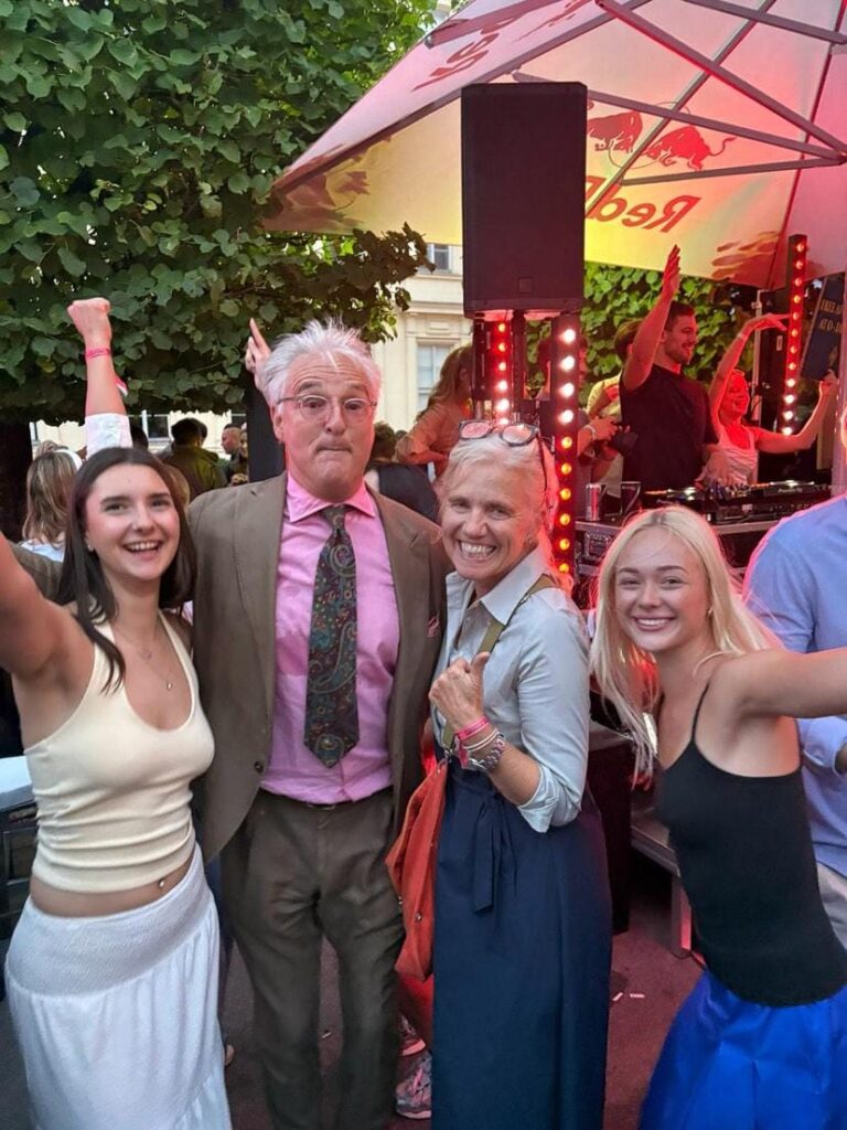 Andreas Kral beim Tanzen und Feiern mit mehreren Frauen