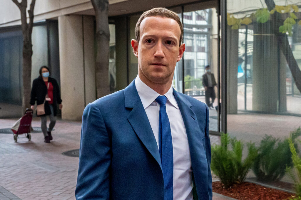 Marc Zuckerberg mit Anzug und Krawatte