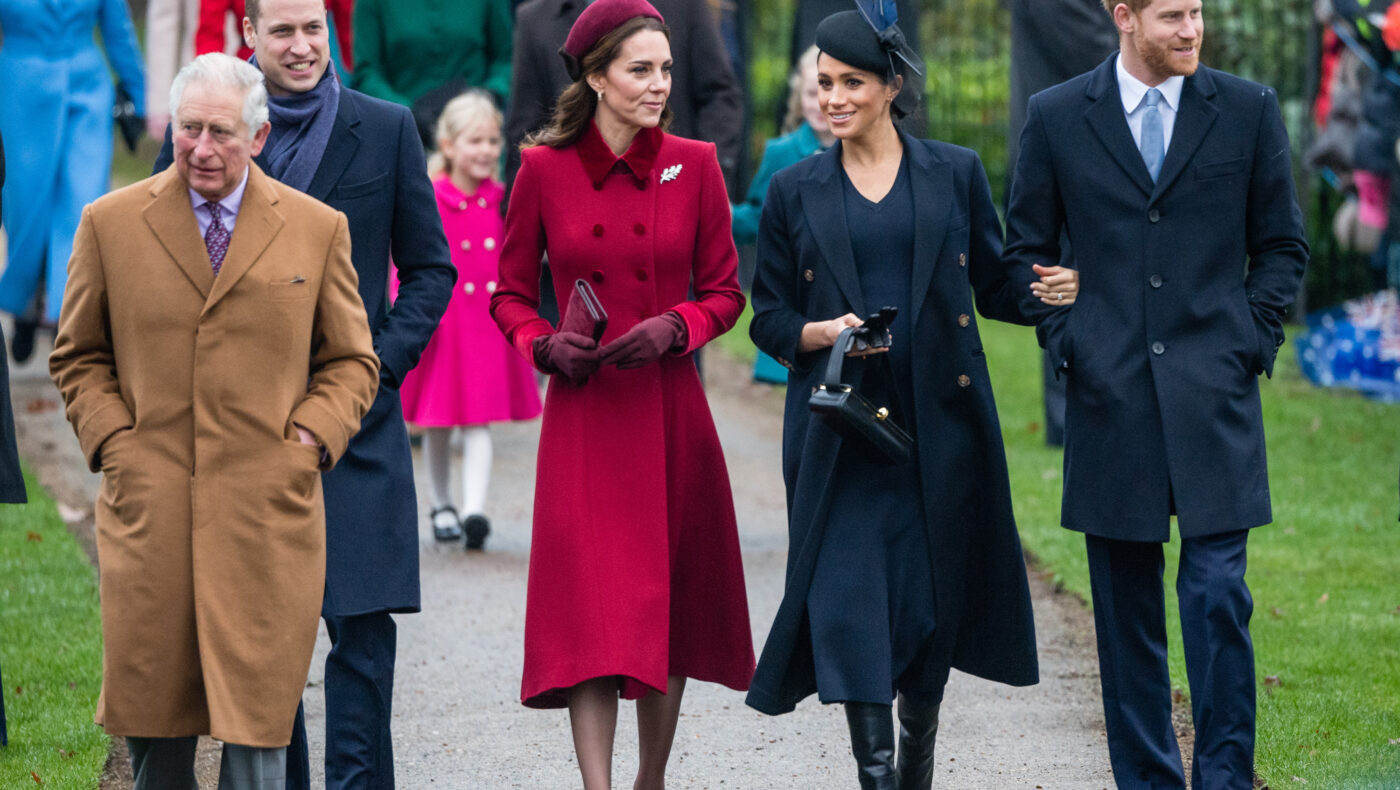 Die englische Königsfamilie spaziert gemeinsam mit anderen Leuten auf einem Weg