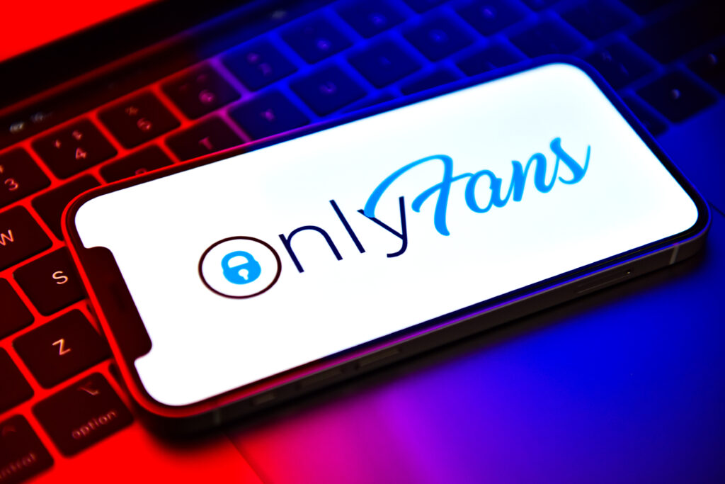 Handy mit Logo von OnlyFans