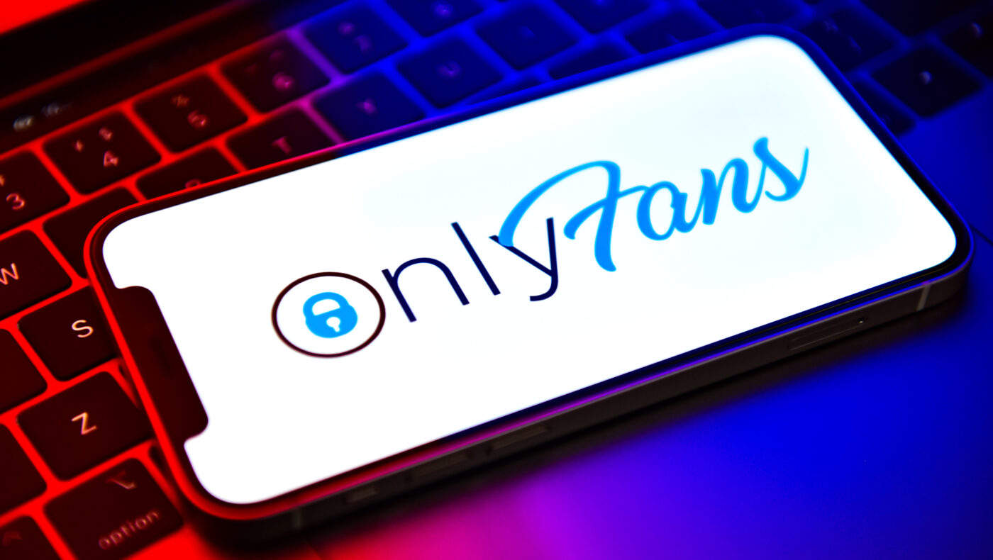 Handy mit Logo von OnlyFans