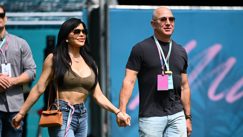 Jeff Bezos und Lauren Sánchez gehen Händchen haltend auf dem Formel 1-Gelände