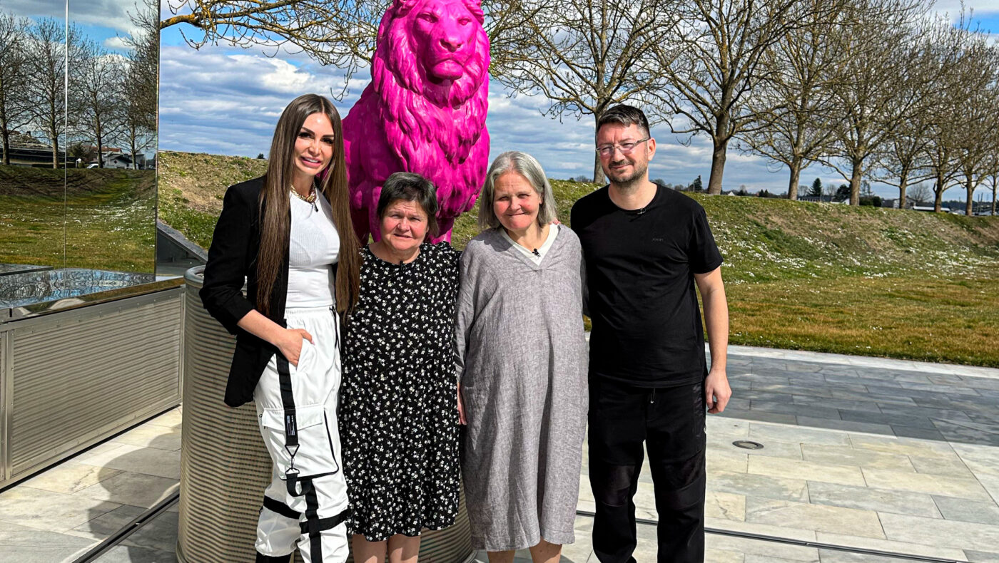 Susi und Walter Temmer mit mit Martina und Ingrid vor der Temmer-Villa in Tillmitsch