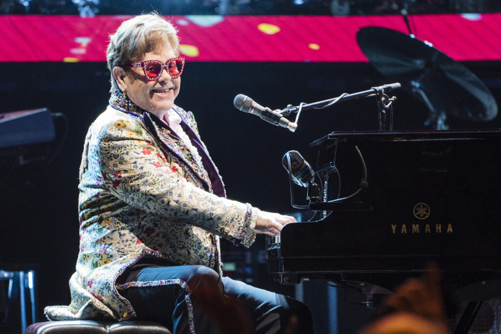 Elton John spielt am Klavier