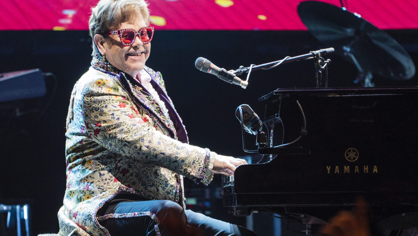 Elton John spielt am Klavier