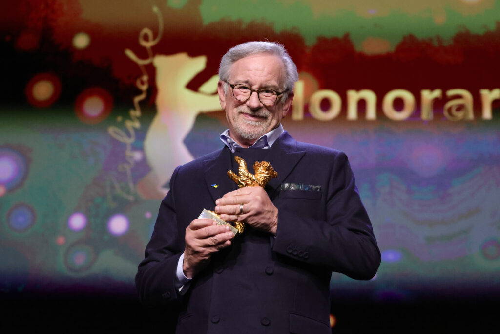 Steven Spielberg mit dem goldenen Bären in Händen