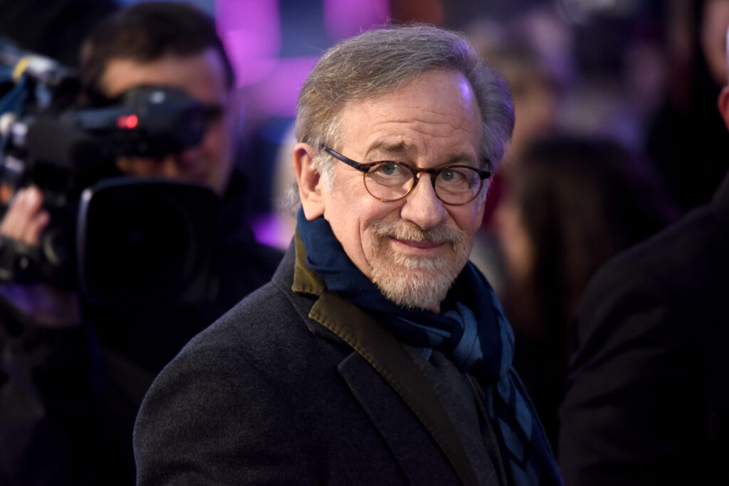 Steve Spielberg mit Brille und schwarzem Mantel