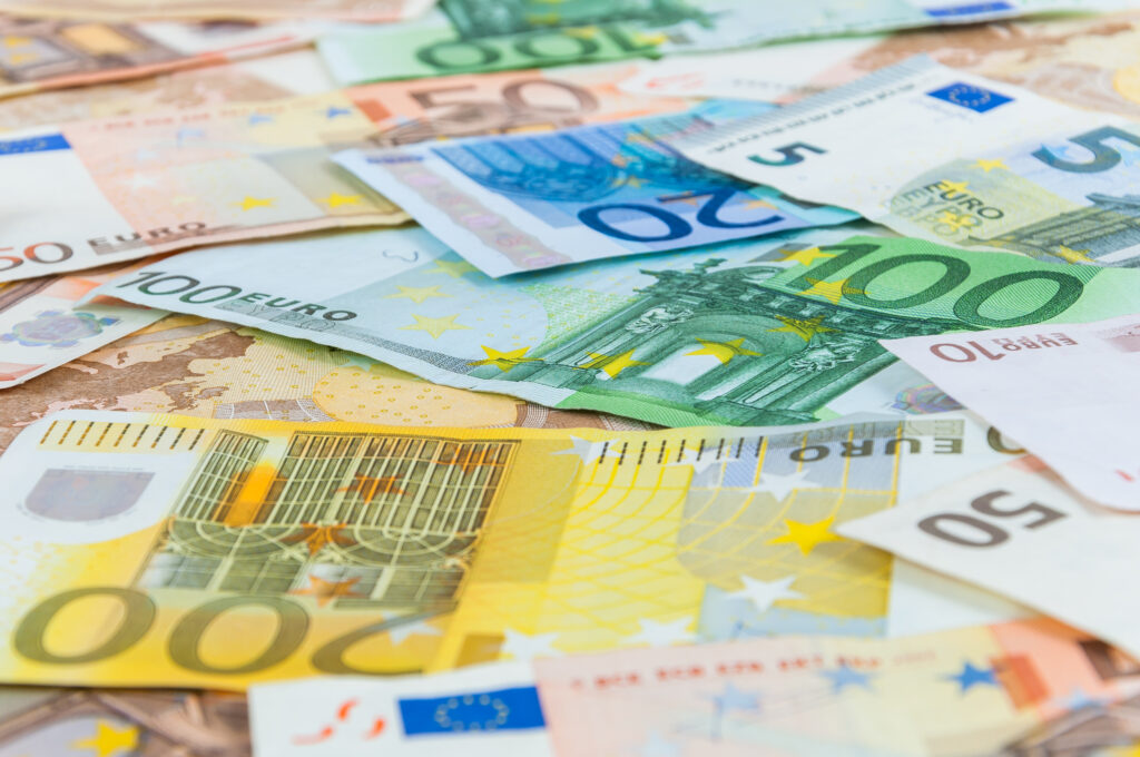 Verschiedene Euroscheine liegen neben- und übereinander