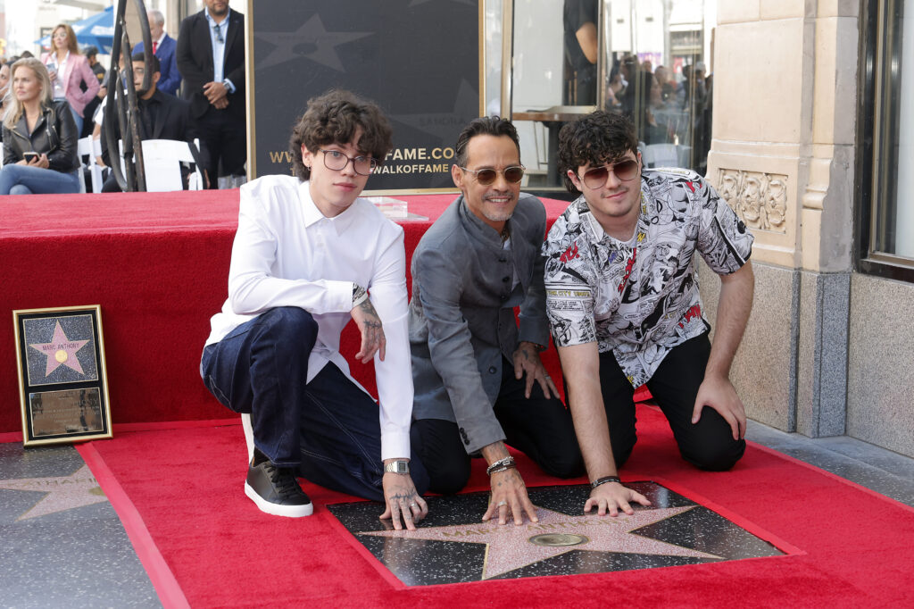 Marc Anthony mit zwei seiner Söhne kniet vor seinem Stern am Walk of Fame