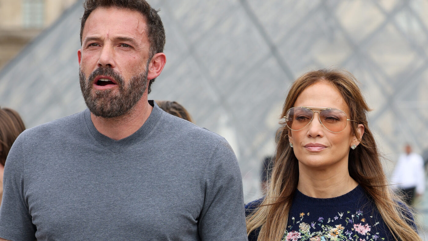 Ben Affleck mit grauem T-Shirt schaut distanziert. Neben ihm Jennifer Lopez mit Sonnenbrille