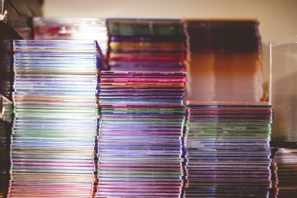 Drei Stapel voller CDs fotografiert bei verschwommenem Licht