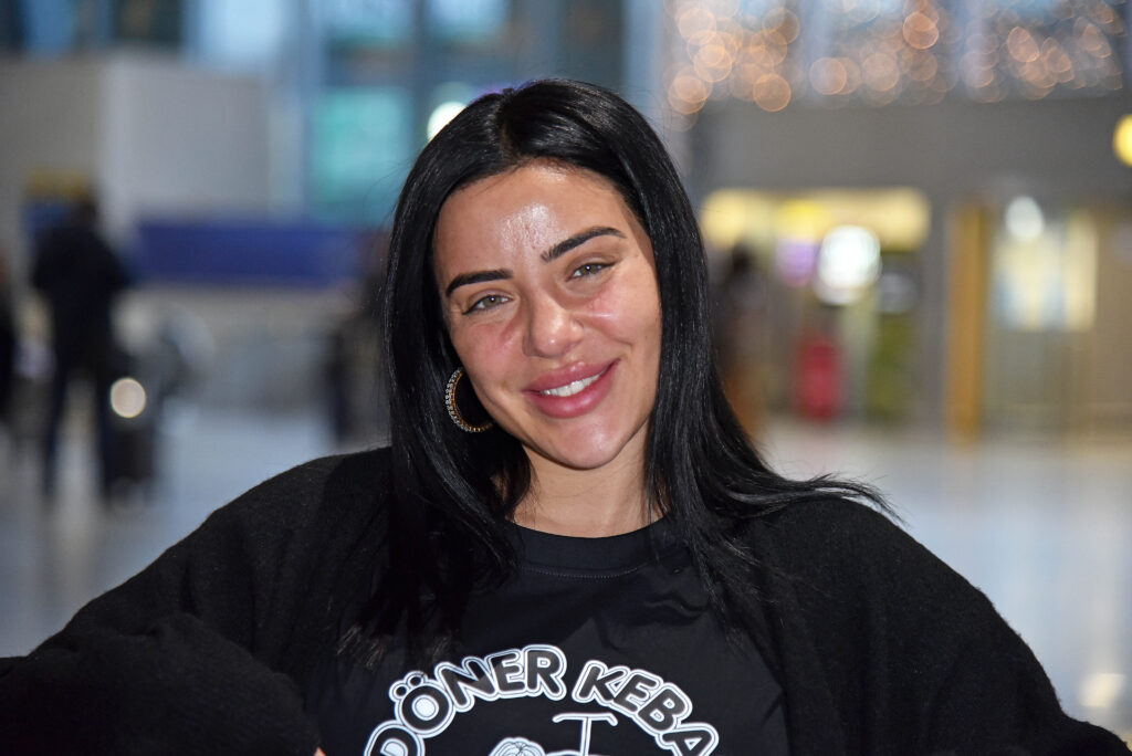 Leyla Lahouar trägt einen schwarzen Pullover und lächelt in die Kamera