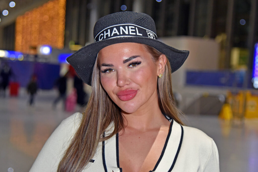 Kim Virgina mit schwarzem Hut von Chanel und weißem Oberteil