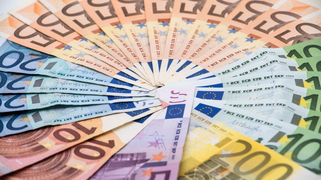 Mehrere Euroscheine liegen nebeneinander und übereinander gestapelt