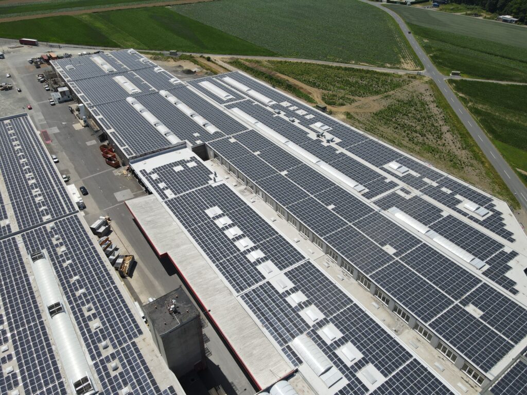 Luftaufnahme einer Photovoltaik-Dachanlage in Leibnitz