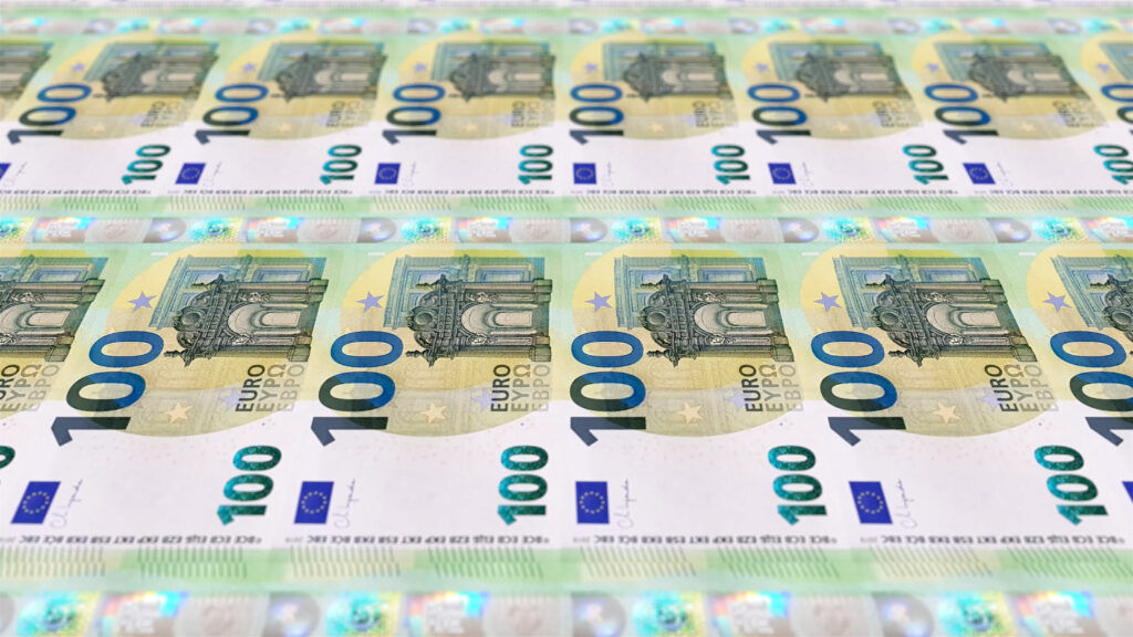 Mehrere Hundert Euro Geldscheine sind neben- und übereinander aufgelegt