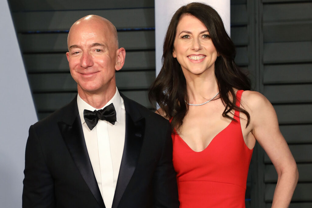 MacKenzie Scott steht mit einem roten Kleid neben Jeff Bezos
