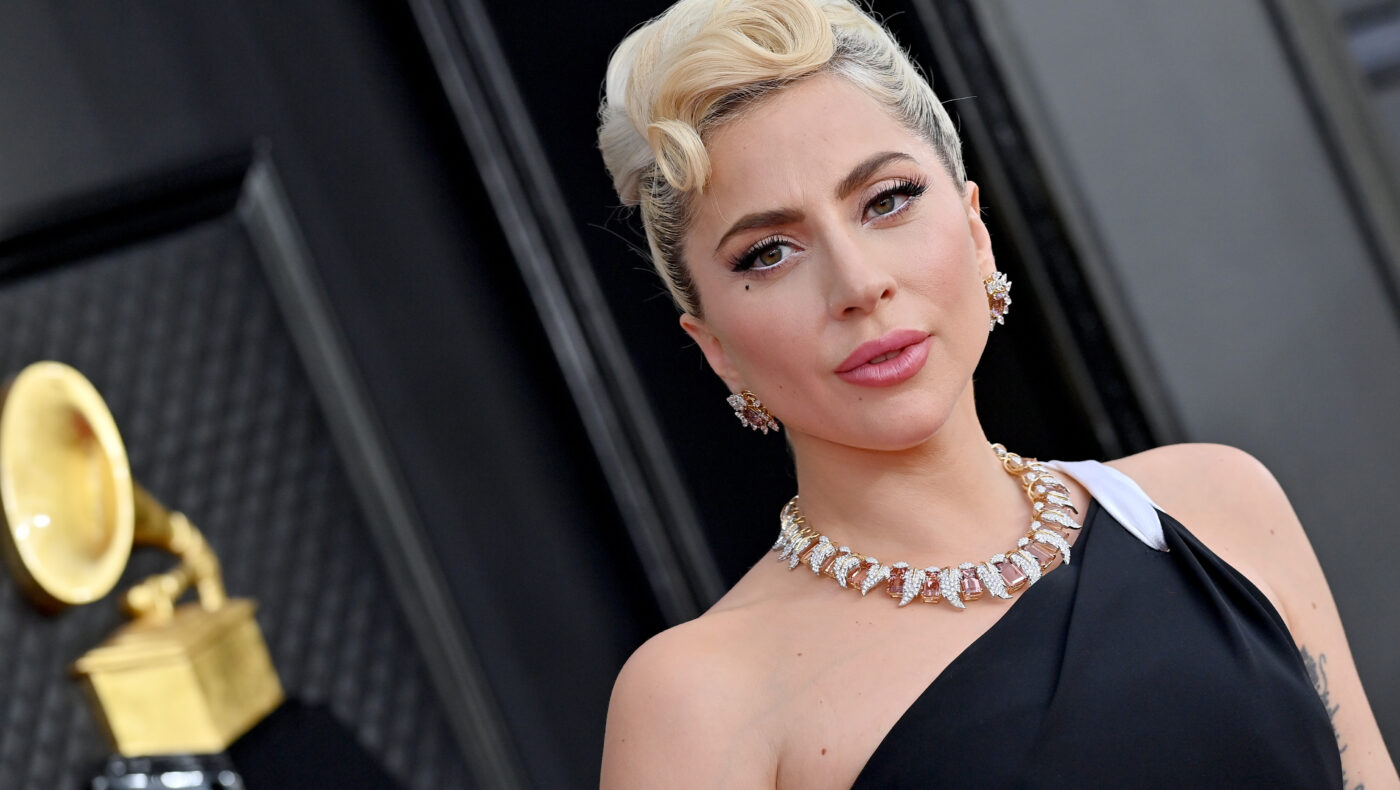 Lady Gaga mit Halskette, blonder Hochsteckfrisur und schwarzem Kleid ohne Ärmel in Nahaufnahme