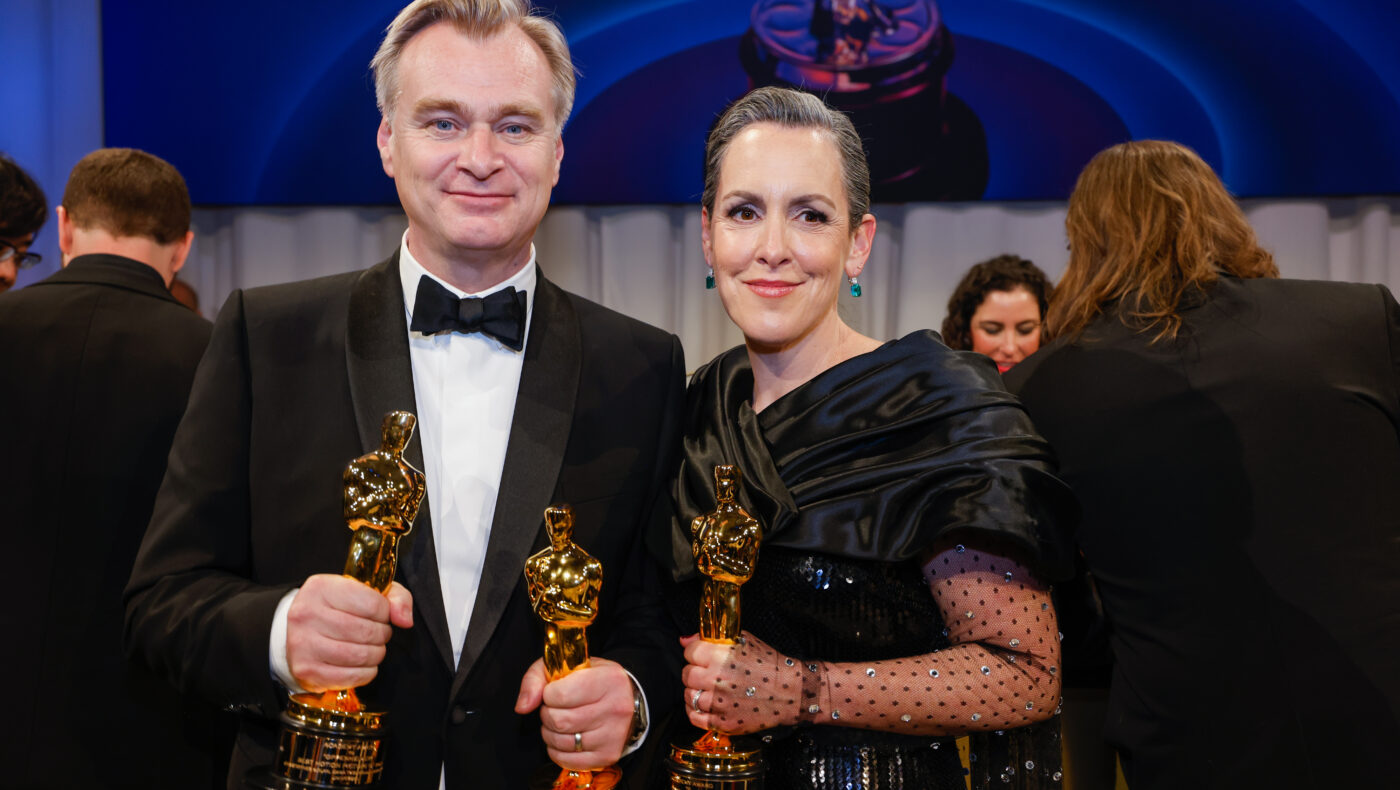Christopher Nolan und Emma Thomas halten drei Oscars in ihren Händen