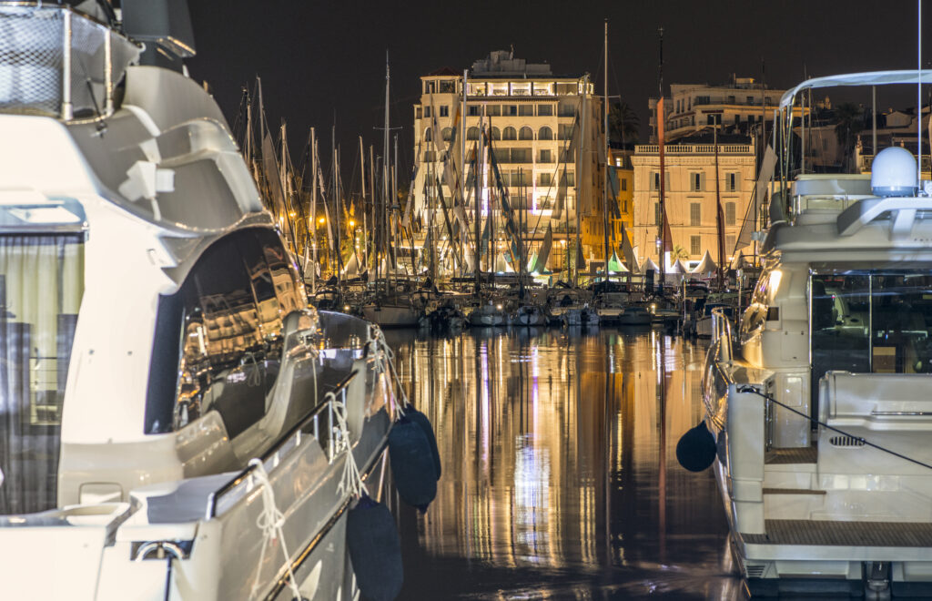 Blick aus einer Yacht auf Cannes abendlich beleuchtet