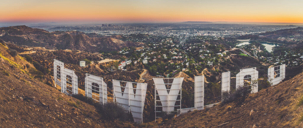 Blick von hinten auf Hollywood und den berühmten Schriftzug