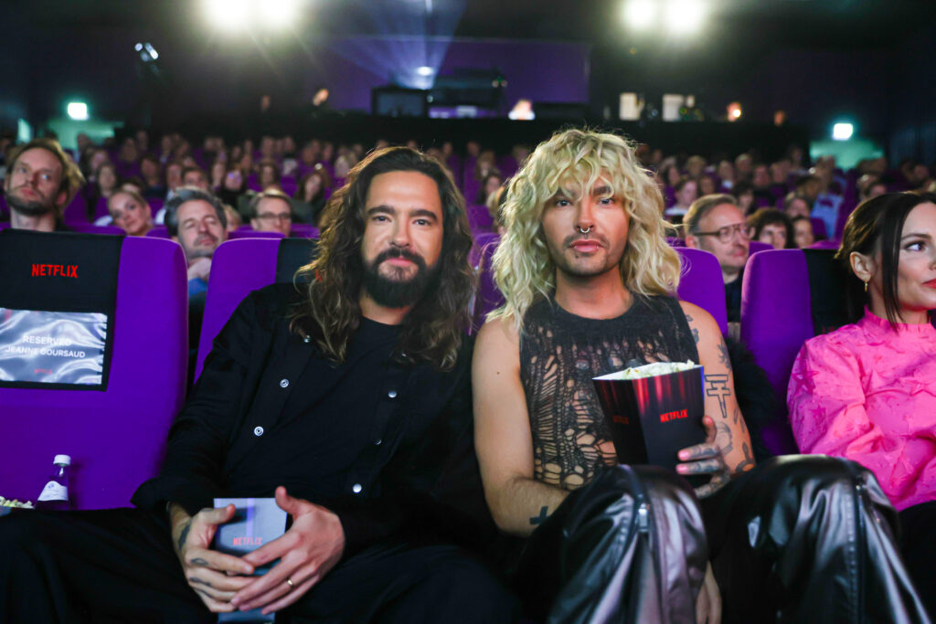 Tom und Bill Kaulitz sitzen mit Popcorn im Kino