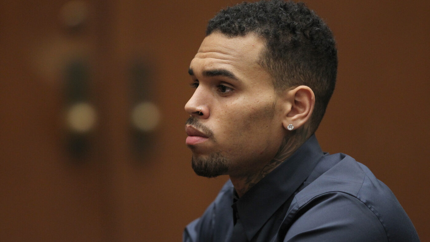 Chris Brown blickt kritisch