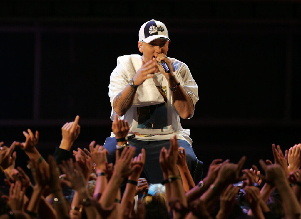 Eminem rappt auf Bühne