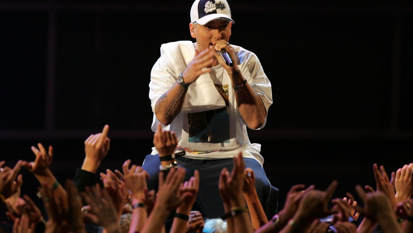 Eminem rappt auf Bühne