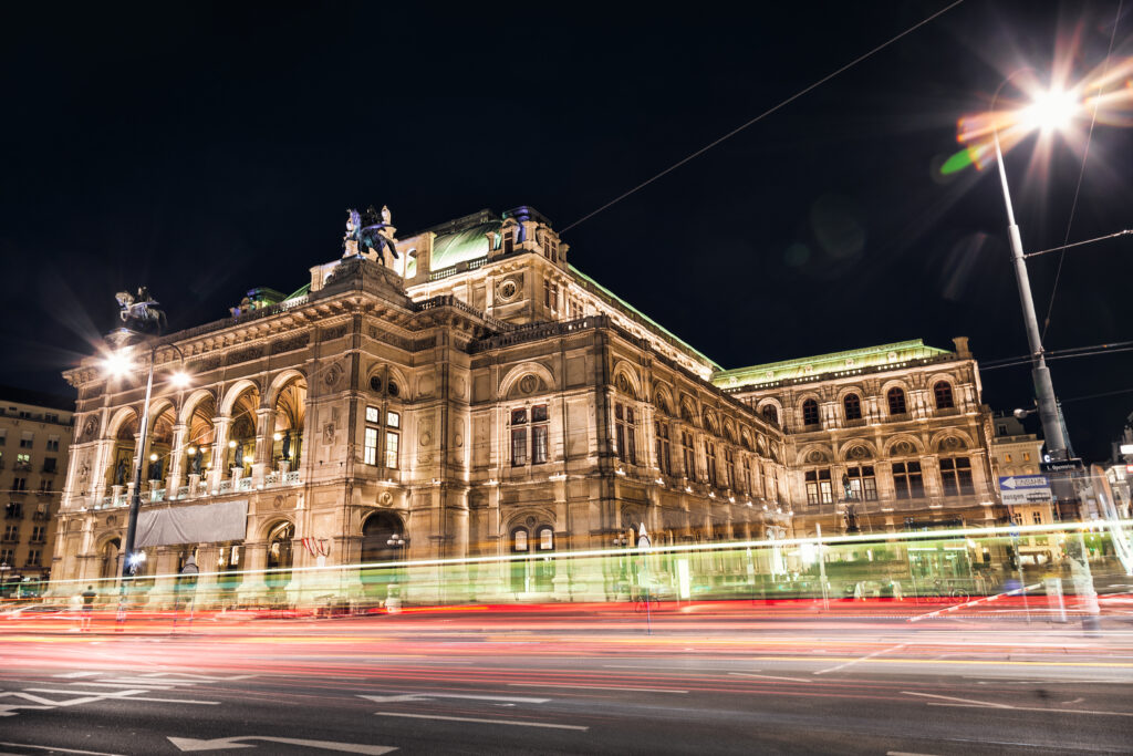 Wiener Oper bei Nacht