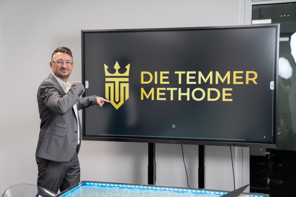 Walter Temmer zeigt auf die Temmer Methode