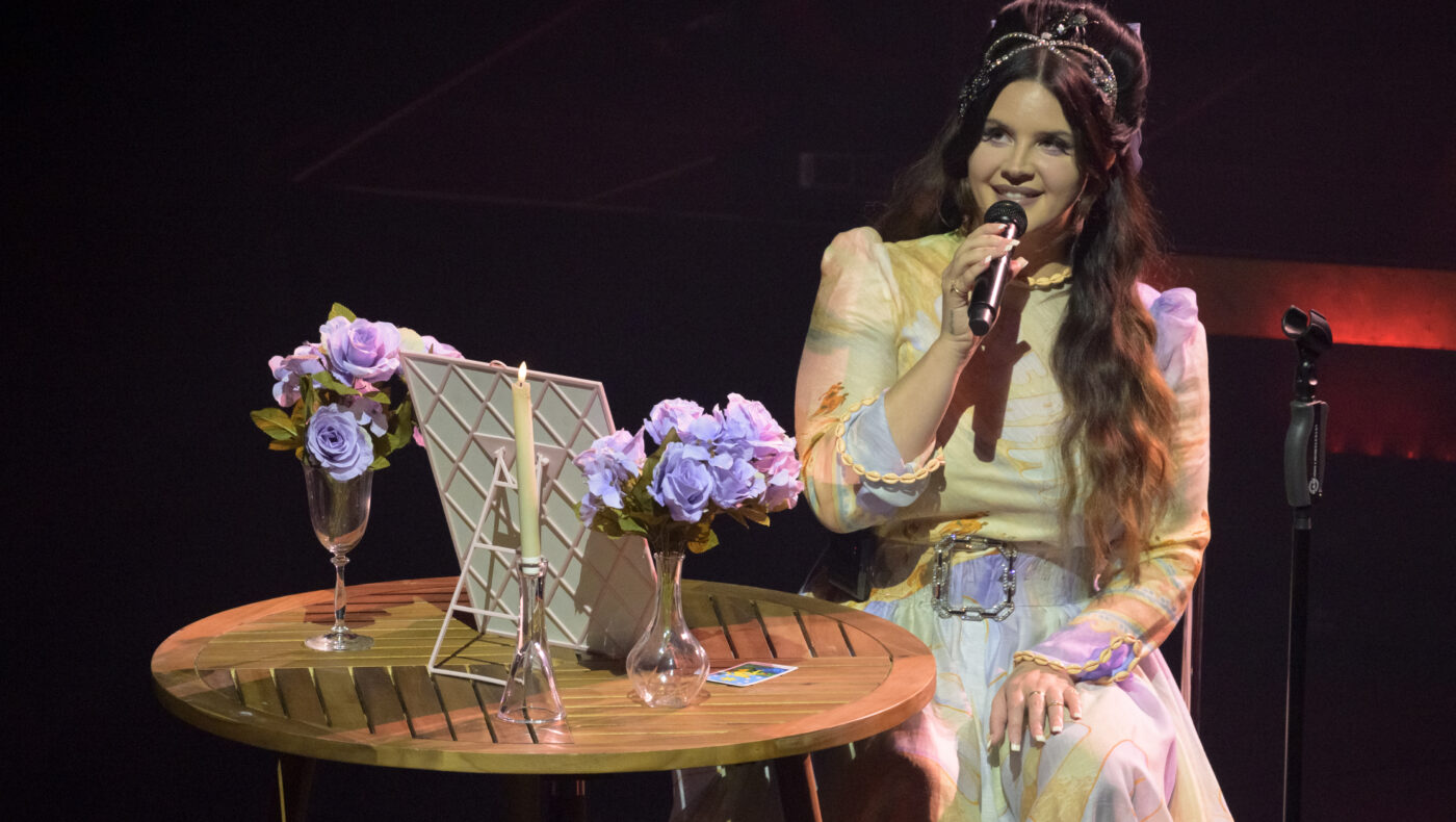 Lana Del Reys mit buntem Kleid und Mikrofon