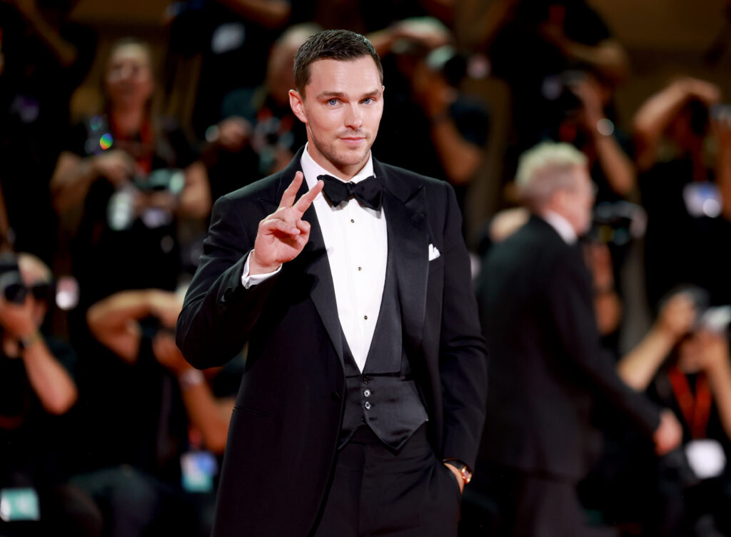 Nicholas Hoult im Smoking lächelt