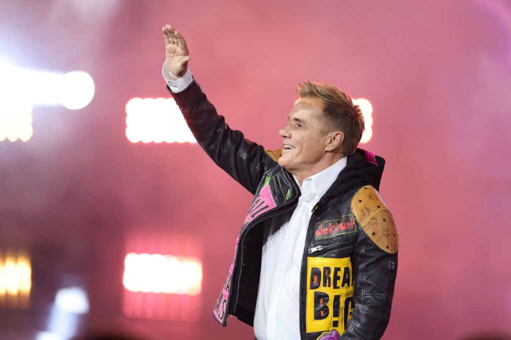 Dieter Bohlen mit Lederjacke hebt eine Hand