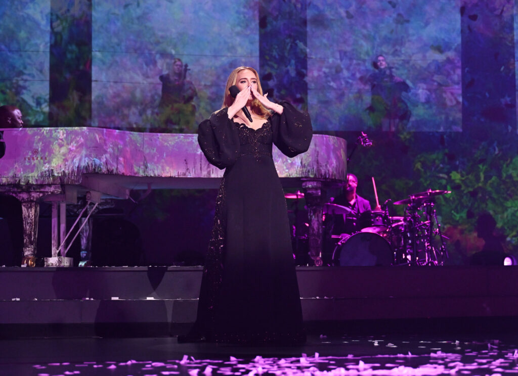 Adele mit schwarzem Kleid 