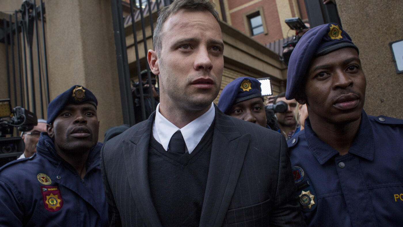 Oscar Pistorius umgeben von Polizeibeamten