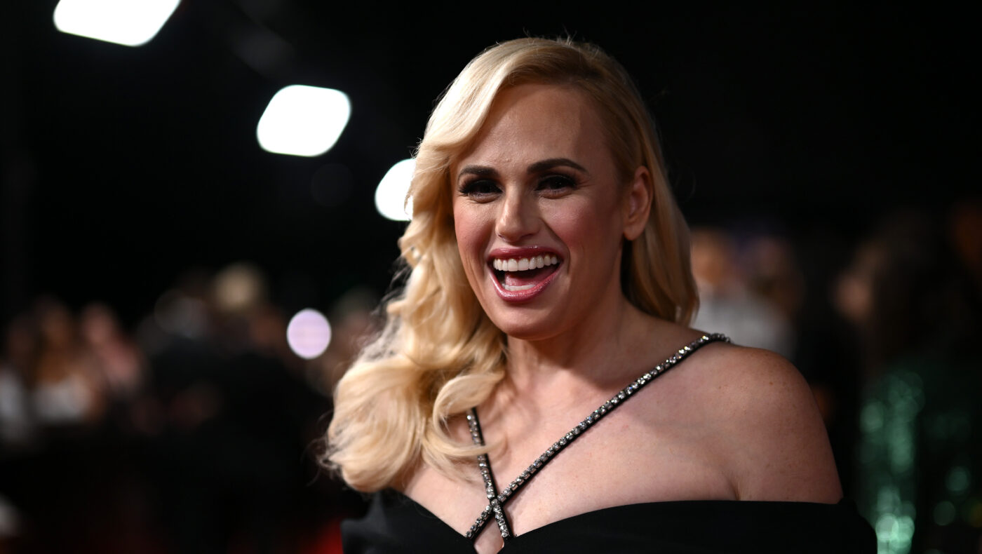 Rebel Wilson lacht in die Kamera