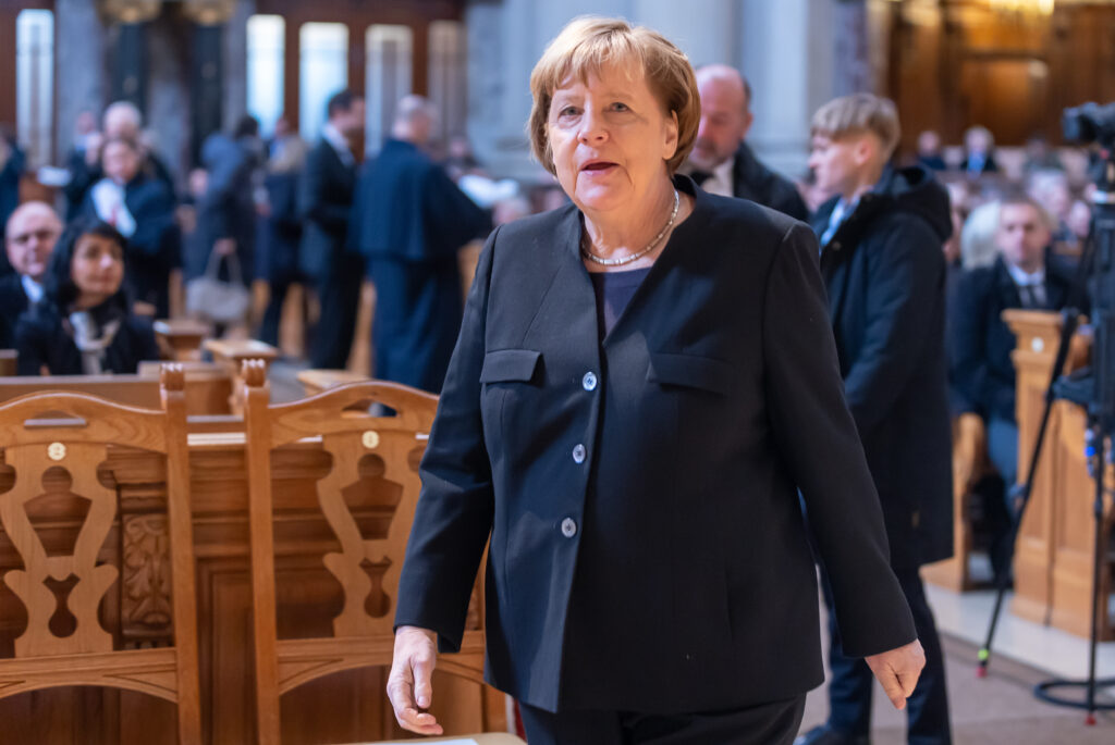 Angela Merkel mit Kostüm bei einer Veranstaltung