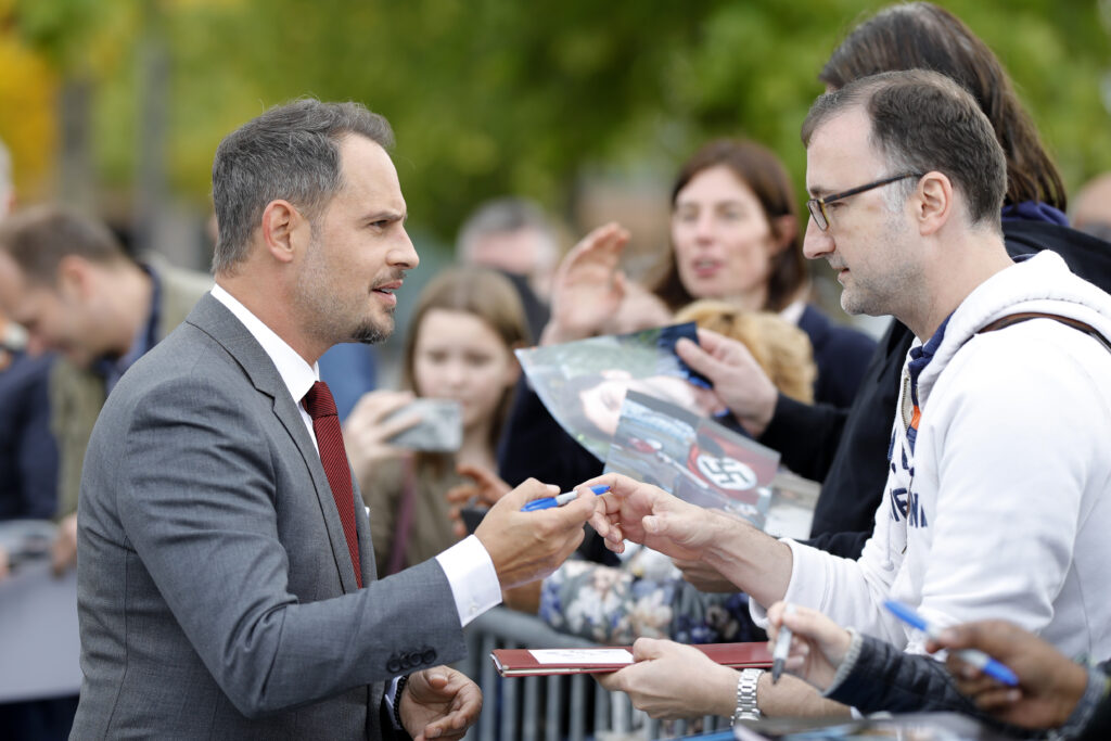 Moritz Bleibtreu vor vielen Fans gibt Unterschriften