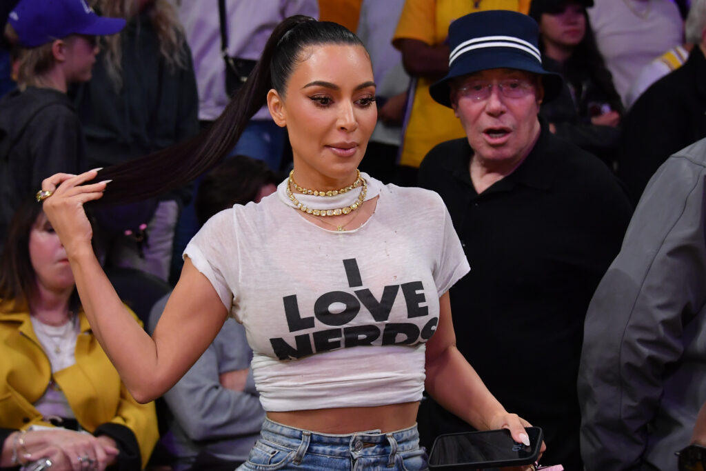 Kim Kardashian mit weißem T-Shirt und I love nerds Aufschrift