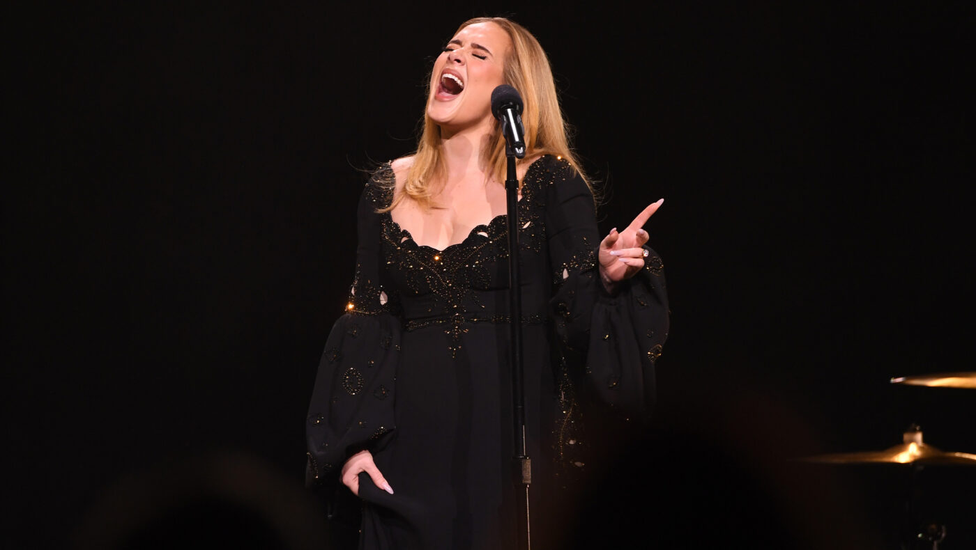 Adele in schwarzem Kleid auf der Bühne