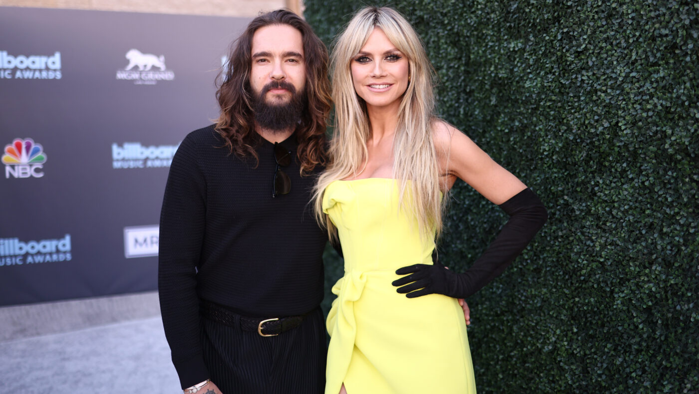 Heidi Klum in gelbem Kleid neben Tom Kaulitz der schwarz gekleidet ist