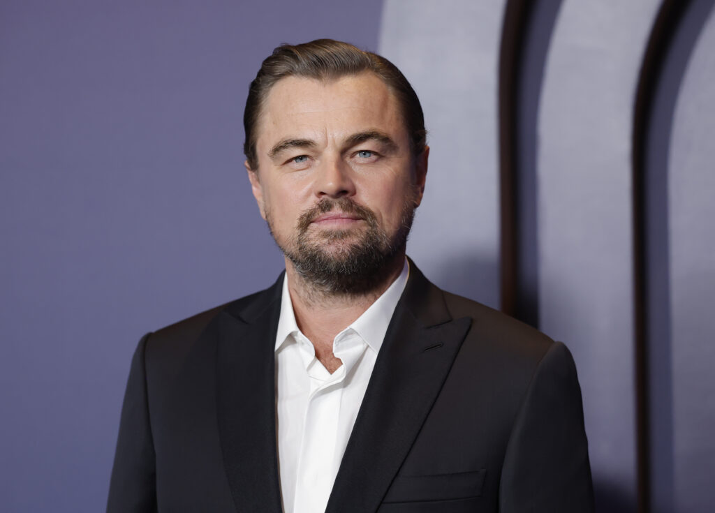 Leonardo di Caprio mit Anzug blickt in die Kamera