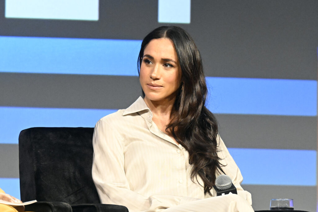 Meghan mit langen Haaren