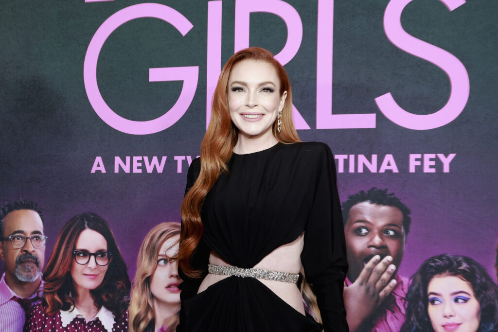 Lindsay Lohan vor einem Plakat mit Girls