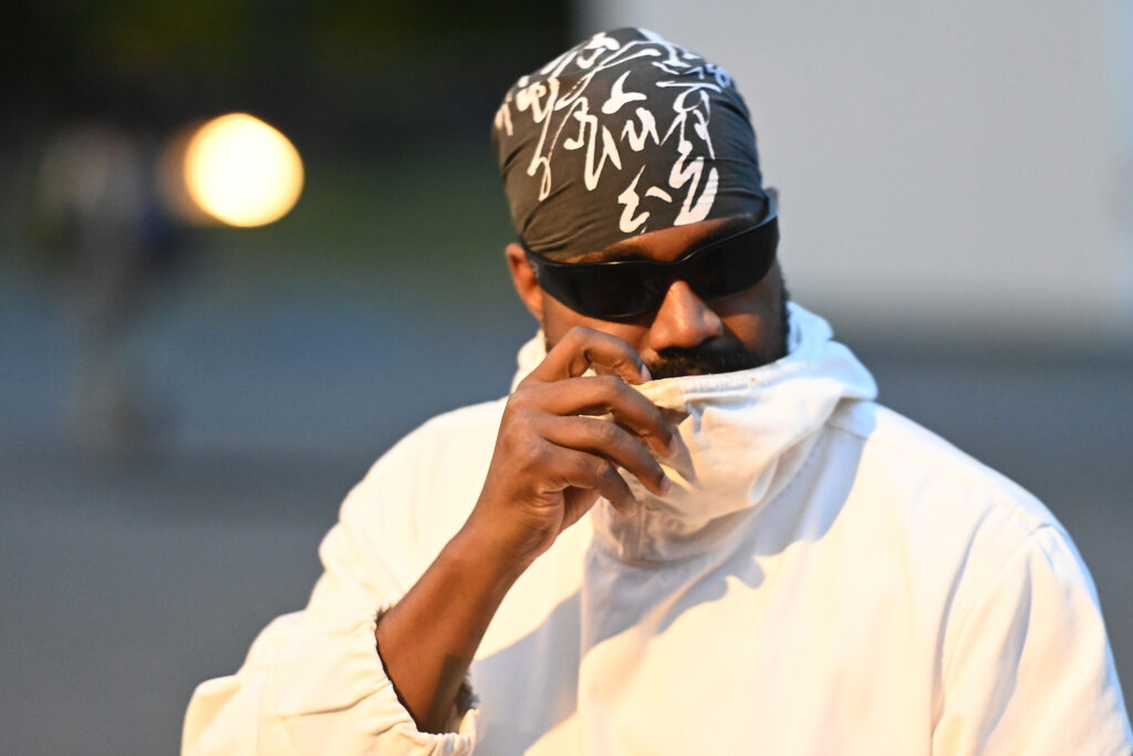 Kayne West mit weißem Pullover und Cap