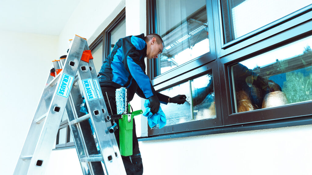 Professionell, gründlich und mit Begeisterung im Einsatz – das Team der EmaDen Reinigung GmbH bei der Büroreinigung