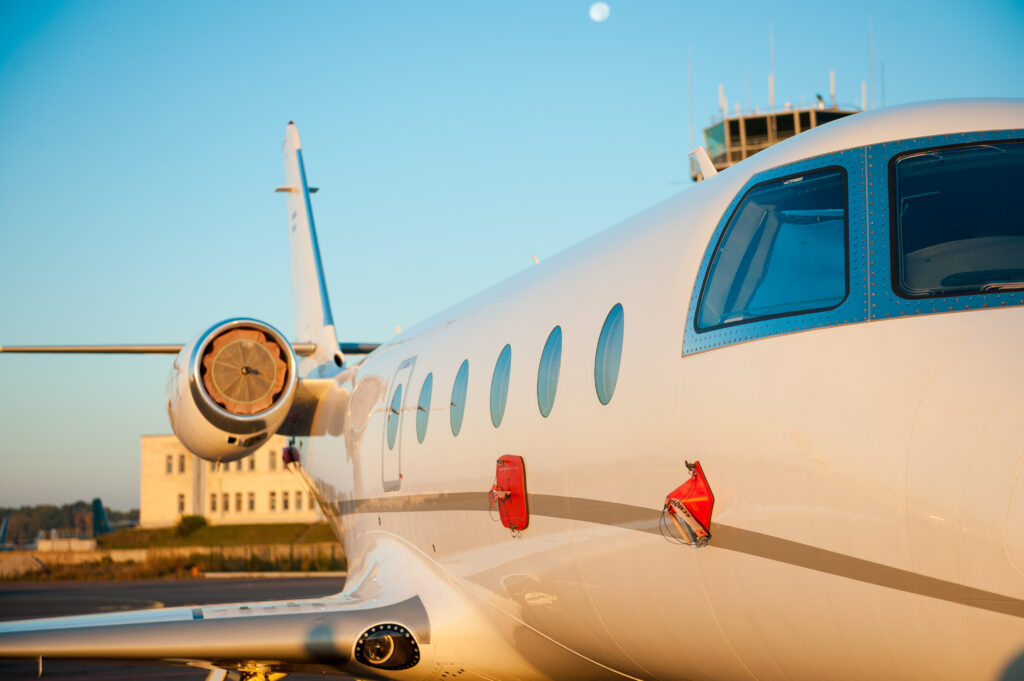 Privatjet bei Sonnenuntergang