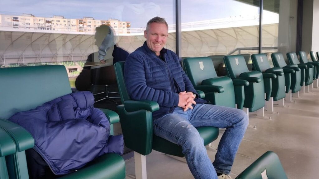 Alexander Herzog, Gründer von X-ONE, setzt mit seinen innovativen Torwarthandschuhen auf Qualität, Funktionalität und Begeisterung für den Fußball – eine Marke, die sich international bewährt.